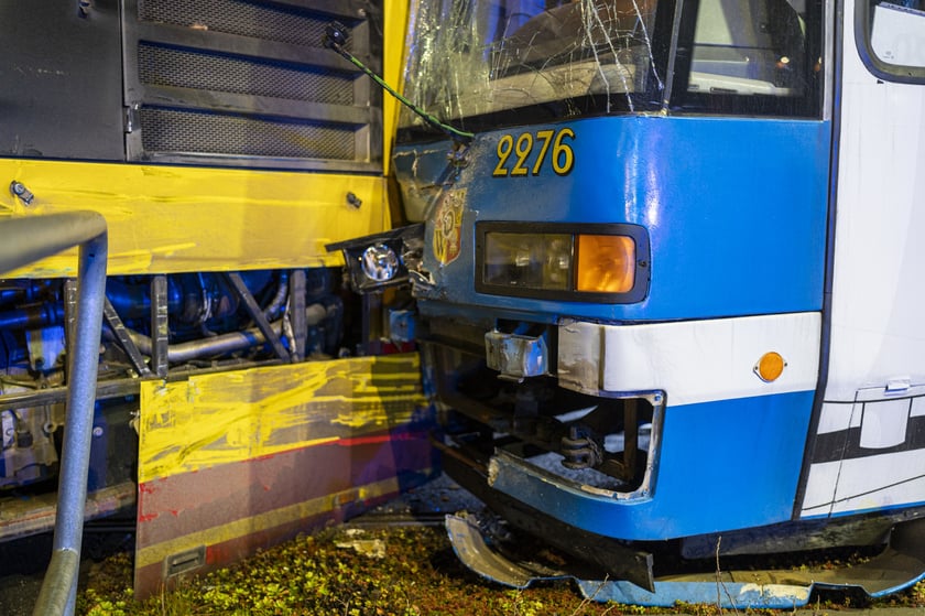 Tramwaj nr 10 wjechał w bok autobusu nr 107. Cztery osoby są lekko ranne